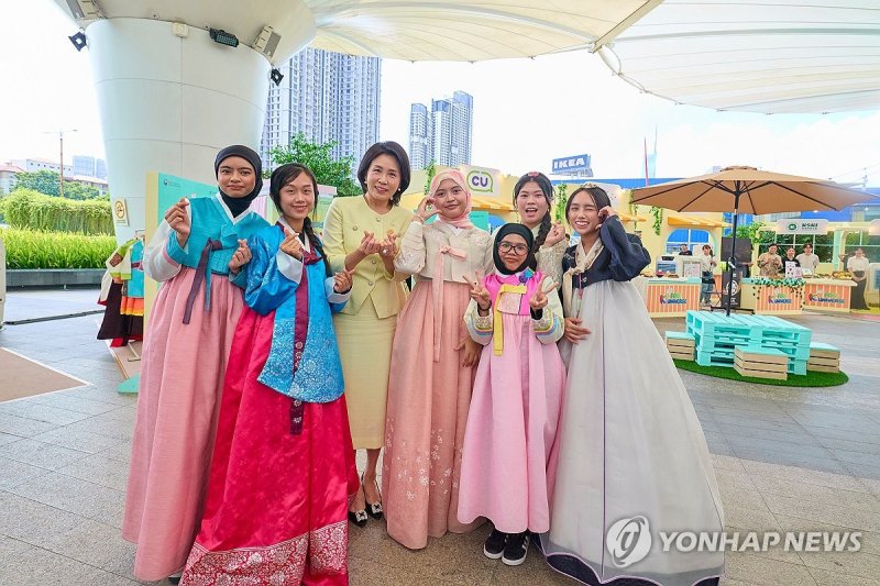 김혜경 여사, 말레이시아 K-푸드 팝업스토어 방문 (출처=연합뉴스)