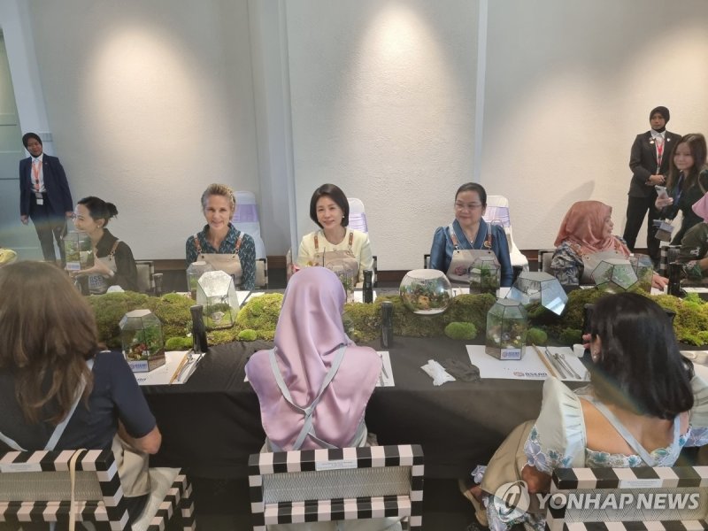 김혜경 여사, 아세안 정상회의 배우자 행사 참석 (출처=연합뉴스)