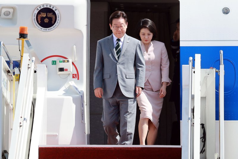 [쿠알라룸푸르=뉴시스] 고범준 기자 = 아세안 정상회의에 참석하는 이재명 대통령과 김혜경 여사가 26일(현지 시간) 말레이시아 쿠알라룸푸르 국제공항에 도착해 공군 1호기에서 내리고 있다. 2025.10.26. bjko@newsis.com