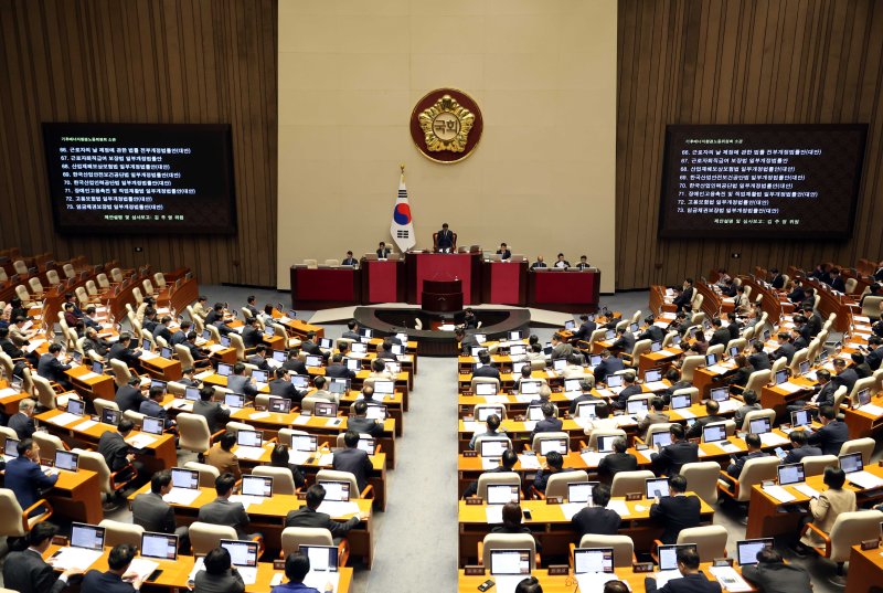 [서울=뉴시스] 조성봉 기자 = 우원식 국회의장이 지난 26일 오후 서울 여의도 국회 본회의장에서 열린 제429회 국회(정기회) 제10차 본회의에서 민생법안 등 여야 비쟁점 법안들을 상정하고 있다. 2025.10.26. suncho21@newsis.com