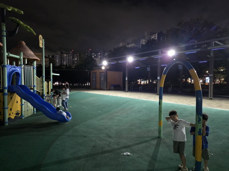 울산 북구 명촌공원 놀이터에 '안심하길'이 조성돼 있다.(울산 북부경찰서 제공. 재판매 및 DB금지)/뉴스1