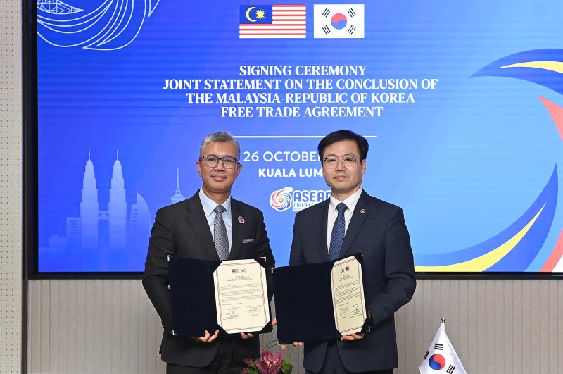 [세종=뉴시스] 산업통상부는 27일 여한구 산업부 통상교섭본부장이 뜽쿠 자프룰 말레이시아 투자통상산업부 장관과 FTA 타결을 확인하는 공동선언문에 서명했다고 밝혔다. (사진=산업부 제공) 2025.10.27. photo@newsis.com *재판매 및 DB 금지