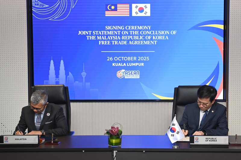 [세종=뉴시스] 산업통상부는 27일 여한구 산업부 통상교섭본부장이 뜽쿠 자프룰 말레이시아 투자통상산업부 장관과 FTA 타결을 확인하는 공동선언문에 서명했다고 밝혔다. (사진=산업부 제공) 2025.10.27. photo@newsis.com *재판매 및 DB 금지