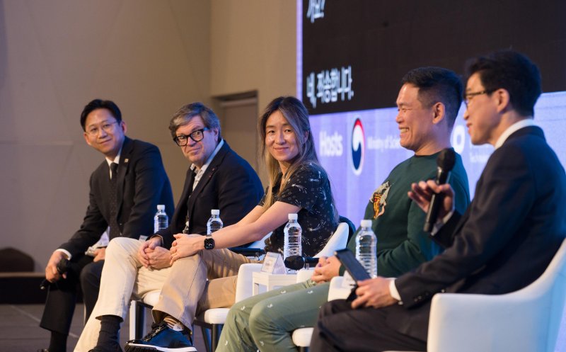 [서울=뉴시스] 배경훈 부총리 겸 과학기술정보통신부 장관이 27일 서울 용산구 드래곤시티호텔에서 열린 'AI 프론티어 국제 심포지엄 2025' 에서 AI석학 좌담회를 하고 있다.왼쪽부터 배 부총리, 얀 르쿤 뉴욕대 교수, 최예진 스탠포드대 교수, 조경현 뉴욕대 교수, 김기응 KAIST 교수. (사진=과학기술정보통신부 제공) 2025.10.27. photo@newsis.com *재판매 및 DB 금지