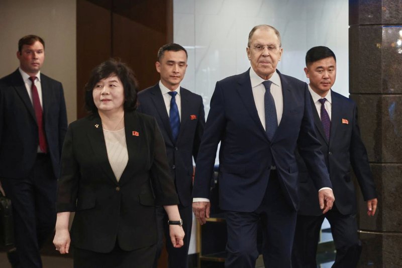 [AP/뉴시스] 최선희 북한 외무상이 벨라루스에서 28~29일(현지 시간) 열리는 안보 회의에 참석한다고 러시아 언론이 보도했다. 사진은 세르게이 라브로프 러시아 외무장관(오른쪽)과 최 외무상(왼쪽)이 지난 7월12일 북한 원산에서 열린 회담 후 북한 정부의 공식 리셉션에 참석하기 위해 걸어가는 모습. 2025.10.27.