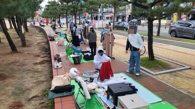 [포항=뉴시스] 송종욱 기자 = 포항시는 지난 25일 영일대해수욕장 바다시청 앞에서 마지막 '포항 벼룩시장 교환 장터'를 운영했다. 2025.10.27. photo@newsis.com