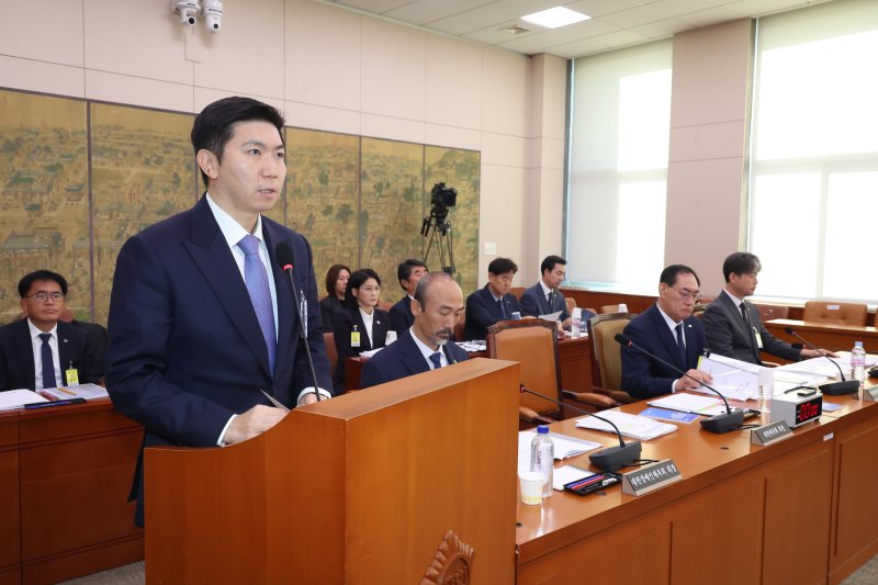 [서울=뉴시스] 고승민 기자 = 유승민 대한체육회장이 27일 서울 여의도 국회에서 열린 문화체육관광위원회의 대한체육회 등 국정감사에서 업무보고를 하고 있다. 2025.10.27. kkssmm99@newsis.com