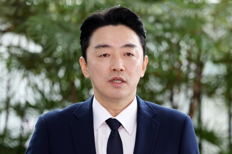 [인천공항=뉴시스] 조성우 기자 = 전략경제협력 특사로 임명된 강훈식 대통령 비서실장이 19일 오전 인천국제공항 제1터미널에서 독일로 출국하기에 앞서 발언하고 있다. 2025.10.19. xconfind@newsis.com