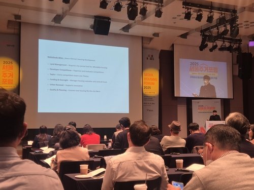 27일 서울주거포럼에서 발표하는 프란츠 슘니치 오스트리아 사회주택 건축가 (출처=연합뉴스)