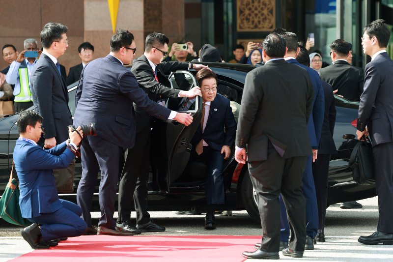 [쿠알라룸푸르=뉴시스] 고범준 기자 = 아세안 정상회의 일정을 마친 이재명 대통령이 27일(현지 시간) 말레이시아 쿠알라룸푸르 국제공항에 도착하고 있다. 2025.10.27. bjko@newsis.com