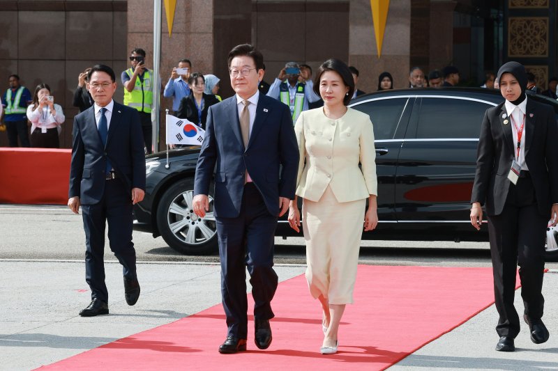 [쿠알라룸푸르=뉴시스] 고범준 기자 = 아세안 정상회의 일정을 마친 이재명 대통령과 김혜경 여사가 27일(현지 시간) 말레이시아 쿠알라룸푸르 국제공항에서 공군1호기로 향하고 있다. 2025.10.27. bjko@newsis.com