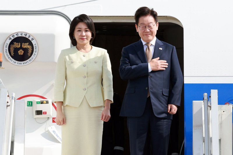 [쿠알라룸푸르=뉴시스] 고범준 기자 = 아세안 정상회의 일정을 마친 이재명 대통령과 김혜경 여사가 27일(현지 시간) 말레이시아 쿠알라룸푸르 국제공항에서 공군1호기에 탑승해 인사하고 있다. 2025.10.27. bjko@newsis.com