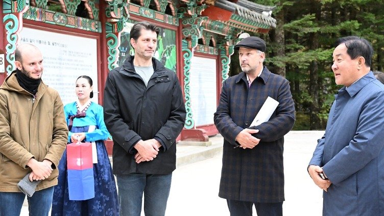 올해 세계올림픽도시연맹 총회가 지난 22일부터 나흘간의 일정으로 강원 평창에서 추진된 가운데, 심재국 평창군수가 일정 첫날인 22일 평창 오대산 월정사에서 총회 관계자들이 이야기를 나누는 모습. (평창군 제공. 재판매 및 DB금지) 2025.10.22/뉴스1 ⓒ News1 신관호 기자