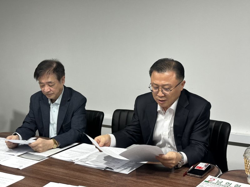 [대구=뉴시스] 27일 서문시장 4지구 대체상가에서 남희철 조합장 후보자 측이 기자회견을 하고 있다. (사진=독자 제공) 2025.10.27. photo@newsis.com *재판매 및 DB 금지