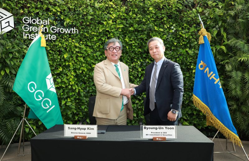27일 서울 중구 글로벌녹색성장기구(GGGI) 본사에서 열린 협약식에서 윤병운 NH투자증권 대표이사(오른쪽)와 김상협 글로벌녹색성장기구 사무총장이 기념 촬영을 하고 있다. NH투자증권 제공