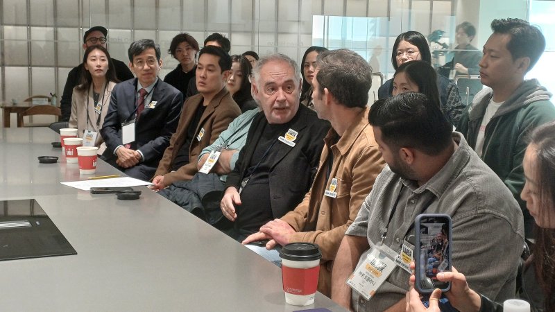 세계 분자요리의 거장인 엘불리 파운데이션창립자 페란 아드리아(앞줄 오른쪽 세 번째)가 27일 서울 중구 한국의집에서 열린 2025 한식 컨퍼런스 워크숍에서 한국의 채소발효 관련 강의를 듣고 있다. 사진=이환주 기자