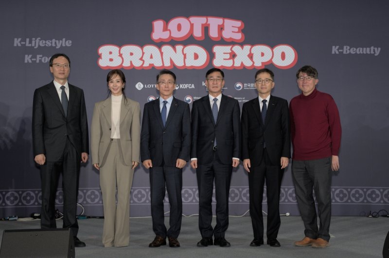 지난 23~25일 오스트리아 빈에서 중소기업의 해외 판로 개척을 지원하기 위해 개최된 '롯데 브랜드 엑스포 in 중앙유럽' 행사장에서 추광호 한경협중기센터 센터장(왼쪽부터), 배우 유리, 김재겸 롯데홈쇼핑 대표, 함상욱 주오스트리아 한국대사, 김현철 코트라 유럽지역본부장, 임진홍 주오스트리아 한국문화원장이 기념 촬영을 하고 있다. 롯데홈쇼핑 제공