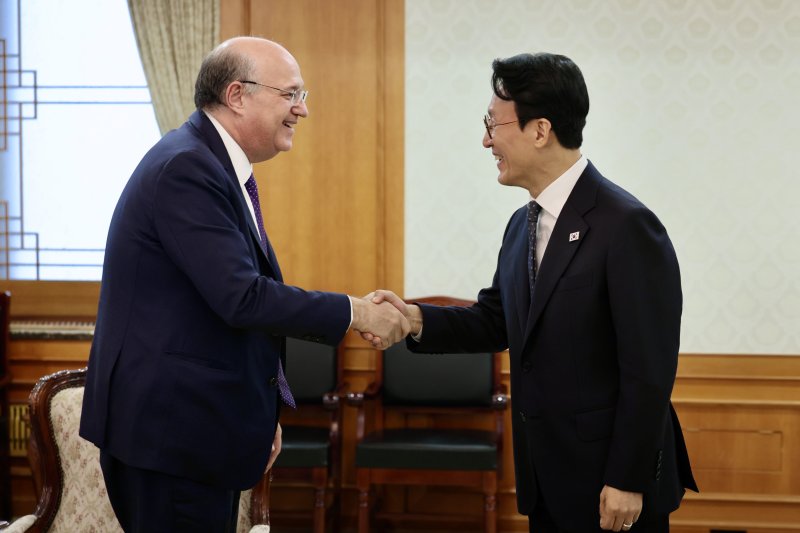 김민석 국무총리가 27일 서울 종로구 정부서울청사에서 일랑 고우드파잉 미주개발은행(IDB) 총재를 접견하고 있다. (총리실 제공. 재판매 및 DB 금지) 2025.10.27/뉴스1