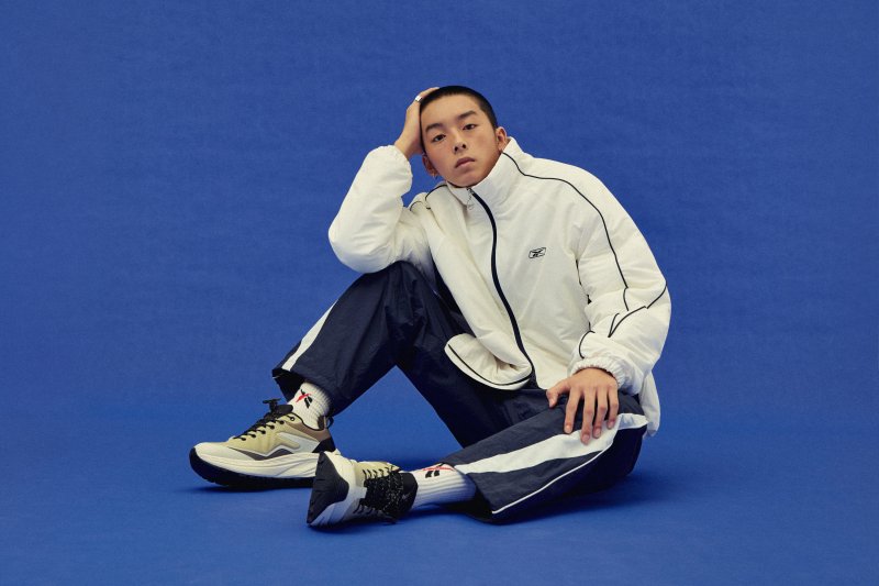 윈드브레이커에서 헤비 아우터로 넘어가던 사이를 채우는 '중간 단계' 제품으로 기획된 리복 프리미어 트랙 경량 패딩. LF 제공