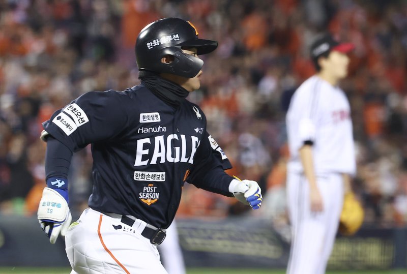 27일 서울 잠실야구장에서 열린 프로야구 2025 신한 SOL뱅크 KBO 포스트시즌 한국시리즈 2차전 한화 이글스와 LG 트윈스의 경기, 한화 문현빈이 1회초 1사 1루 상황에서 선제 2점 홈런을 터뜨린 후 그라운드를 돌고 있다. 2025.10.27/뉴스1 ⓒ News1 김성진 기자