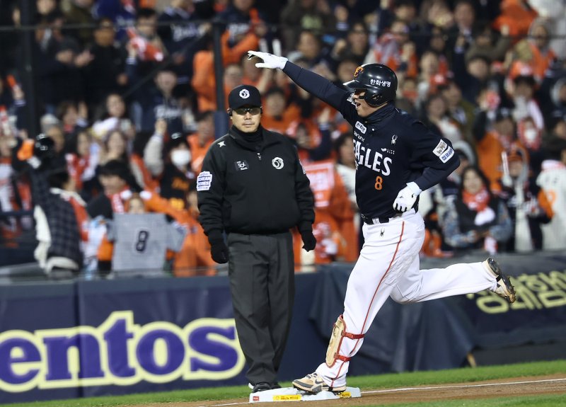 27일 서울 잠실야구장에서 열린 프로야구 2025 신한 SOL뱅크 KBO 포스트시즌 한국시리즈 2차전 한화 이글스와 LG 트윈스의 경기, 한화 노시환이 1회초 1사 주자 없는 상황에서 솔로홈런을 터뜨린 후 세리머니를 하고 있다. 2025.10.27/뉴스1 ⓒ News1 김성진 기자