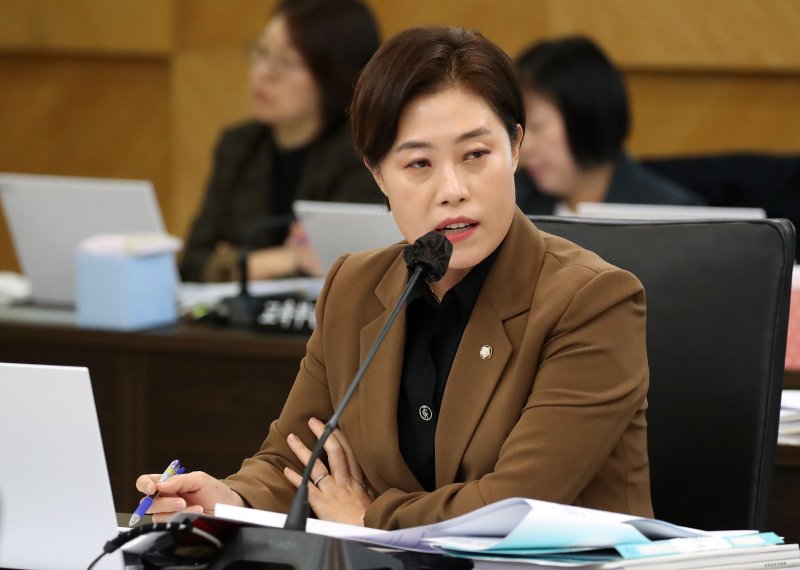 22일 오전 대구시교육청에서 열린 국회 교육위원회의 경북대, 강원대, 경북대병원, 강원대병원, 경북대치과병원, 강릉원주대치과병원에 대한 국정감사에서 국민의힘 서지영 의원이 질의하고 있다. 2025.10.22/뉴스1 ⓒ News1 공정식 기자