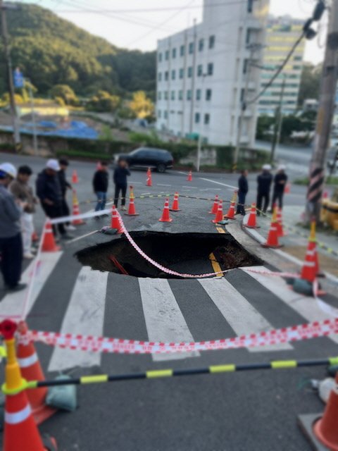 [부산=뉴시스] 27일 오후 2시40분께 부산 서구 모지포 교차로에서 깊이 3m, 반경 5m 규모의 싱크홀(땅꺼짐)이 발생했다. (사진=부산 서부경찰서 제공) 2025.10.27. photo@newsis.com *재판매 및 DB 금지