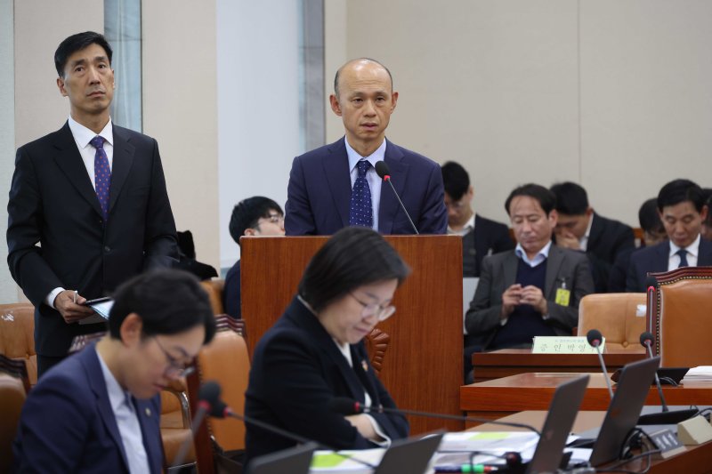 [서울=뉴시스] 조성봉 기자 = 권병희 고용노동부 대구지방고용노동청장이 27일 오후 서울 여의도 국회 기후에너지환경노동위원회에서 열린 경제사회노동위원회 등에 대한 국정감사에서 의원 질의에 답변하고 있다.왼쪽은 손필훈 고용노동부 기획조정실장. 2025.10.27. suncho21@newsis.com