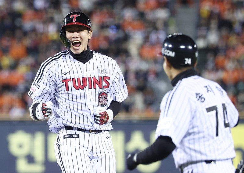 27일 서울 잠실야구장에서 열린 프로야구 2025 신한 SOL뱅크 KBO 포스트시즌 한국시리즈 2차전 한화 이글스와 LG 트윈스의 경기, LG 홍창기가 2회말 1사 2루 상황에서 역전을 만드는 1타점 적시타를 친 후 포효하고 있다. 2025.10.27/뉴스1 ⓒ News1 김성진 기자