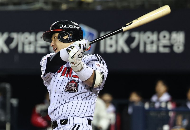 27일 서울 송파구 잠실야구장에서 열린 프로야구 2025 신한 SOL뱅크 KBO 포스트시즌 한국시리즈 2차전 한화 이글스와 LG 트윈스의 경기, 2회말 무사 만루 상황에서 LG 박동원이 2타점 2루타를 치고 있다. 2025.10.27/뉴스1 ⓒ News1 김도우 기자