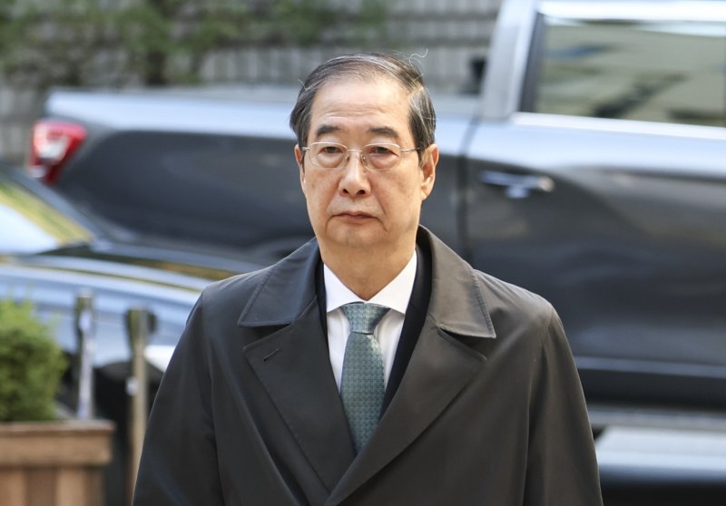 [서울=뉴시스] 김근수 기자 = 한덕수 전 국무총리가 27일 오전 서울 서초구 서울중앙지방법원에서 열린 내란 우두머리 방조, 위증, 허위공문서 작성 및 행사 등 혐의 사건 4차 공판에 출석하고 있다. 2025.10.27. ks@newsis.com