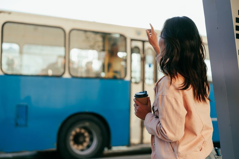 버스 탑승 전 배수구에 커피 버리면 벌금 30만원?, 결국은...