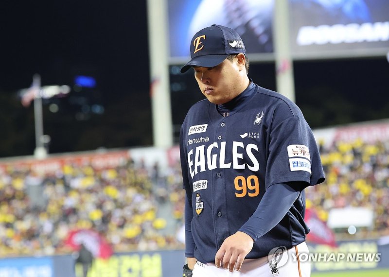 아쉬운 표정의 류현진 (출처=연합뉴스)