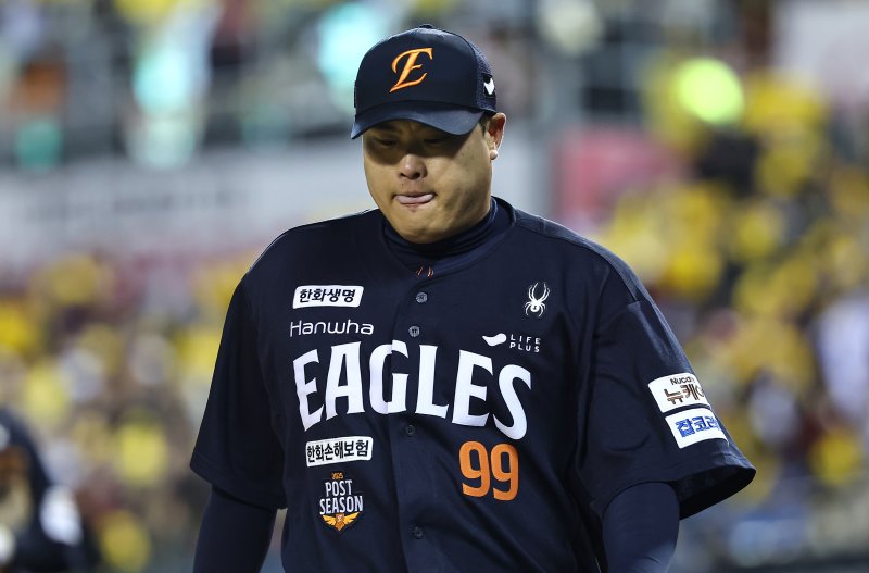 27일 서울 송파구 잠실야구장에서 열린 프로야구 2025 신한 SOL뱅크 KBO 포스트시즌 한국시리즈 2차전 한화 이글스와 LG 트윈스의 경기, 한화 선발투수 류현진이 3회말 2실점으로 수비를 마치고 더그아웃으로 향하고 있다. 2025.10.27/뉴스1 ⓒ News1 김도우 기자