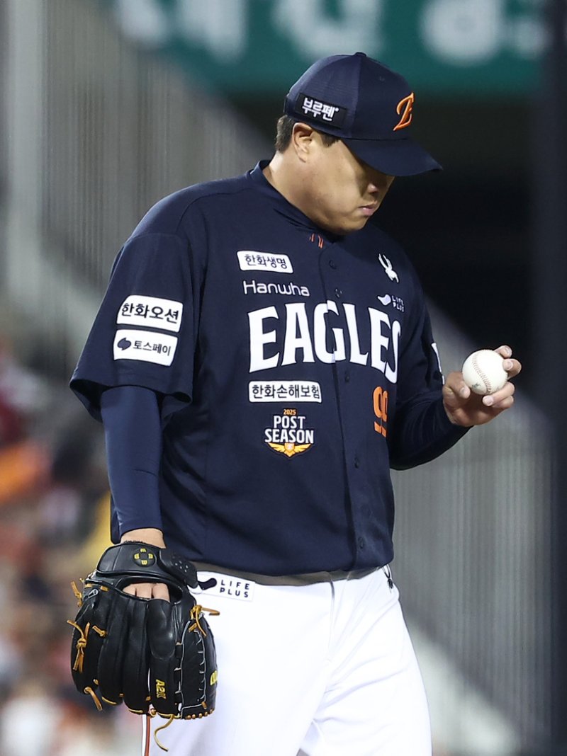 27일 서울 잠실야구장에서 열린 프로야구 2025 신한 SOL뱅크 KBO 포스트시즌 한국시리즈 2차전 한화 이글스와 LG 트윈스의 경기, 한화 선발 류현진이 2회말 1사 2루 LG 홍창기에게 역전 적시타를 허용한 후 아쉬워하고 있다. 2025.10.27/뉴스1 ⓒ News1 김성진 기자