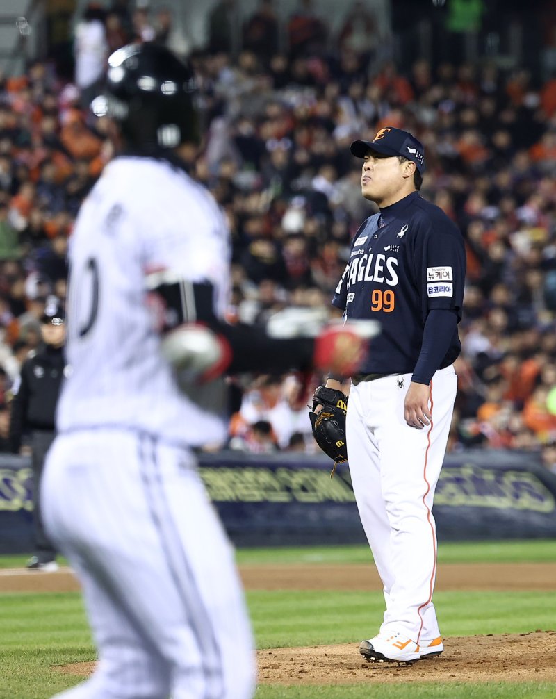 27일 서울 잠실야구장에서 열린 프로야구 2025 신한 SOL뱅크 KBO 포스트시즌 한국시리즈 2차전 한화 이글스와 LG 트윈스의 경기, 한화 선발 류현진이 2회말 무사 1,2루 상황에서 LG 오지환에게 볼넷을 허용하자 아쉬워하고 있다. 2025.10.27/뉴스1 ⓒ News1 김성진 기자