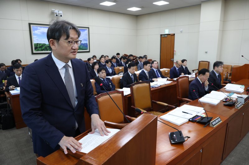 [서울=뉴시스] 김명년 기자= 권기섭 경제사회노동위원장이 27일 오전 서울 여의도 국회 기후에너지환경노동위원회에서 열린 경사노위 등에 대한 국정감사에서 업무보고하고 있다. 2025.10.27. kmn@newsis.com