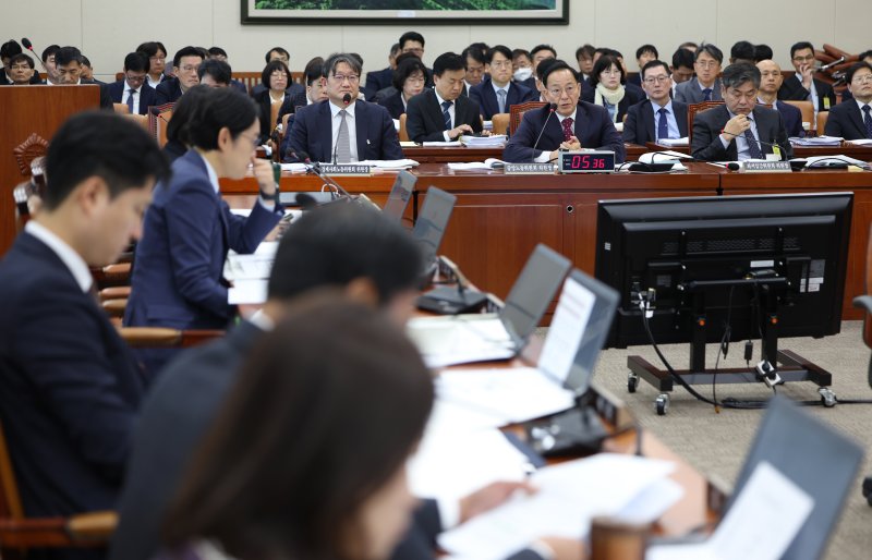 [서울=뉴시스] 김명년 기자= 김태기 중앙노동위원회 위원장이 27일 오전 서울 여의도 국회 기후에너지환경노동위원회에서 열린 경제사회노동위원회 등에 대한 국정감사에서 의원 질의에 답하고 있다. 2025.10.27. kmn@newsis.com