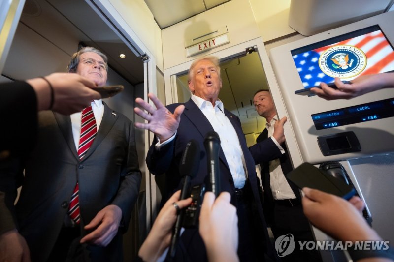 에어포스원서 취재진 만난 트럼프 미국 대통령 (출처=연합뉴스)