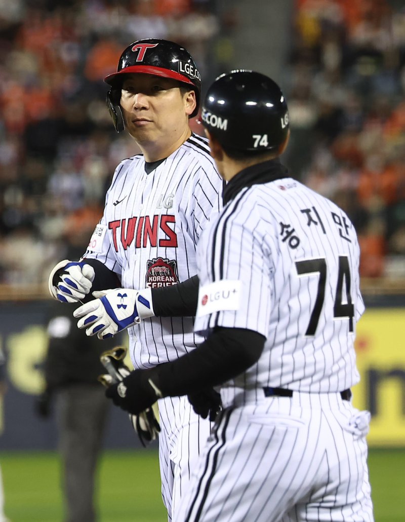 27일 서울 잠실야구장에서 열린 프로야구 2025 신한 SOL뱅크 KBO 포스트시즌 한국시리즈 2차전 한화 이글스와 LG 트윈스의 경기, LG 김현수가 2회말 무사 선두타자로 나서 안타를 친 후 송지만 코치와 기뻐하고 있다. 2025.10.27/뉴스1 ⓒ News1 김성진 기자