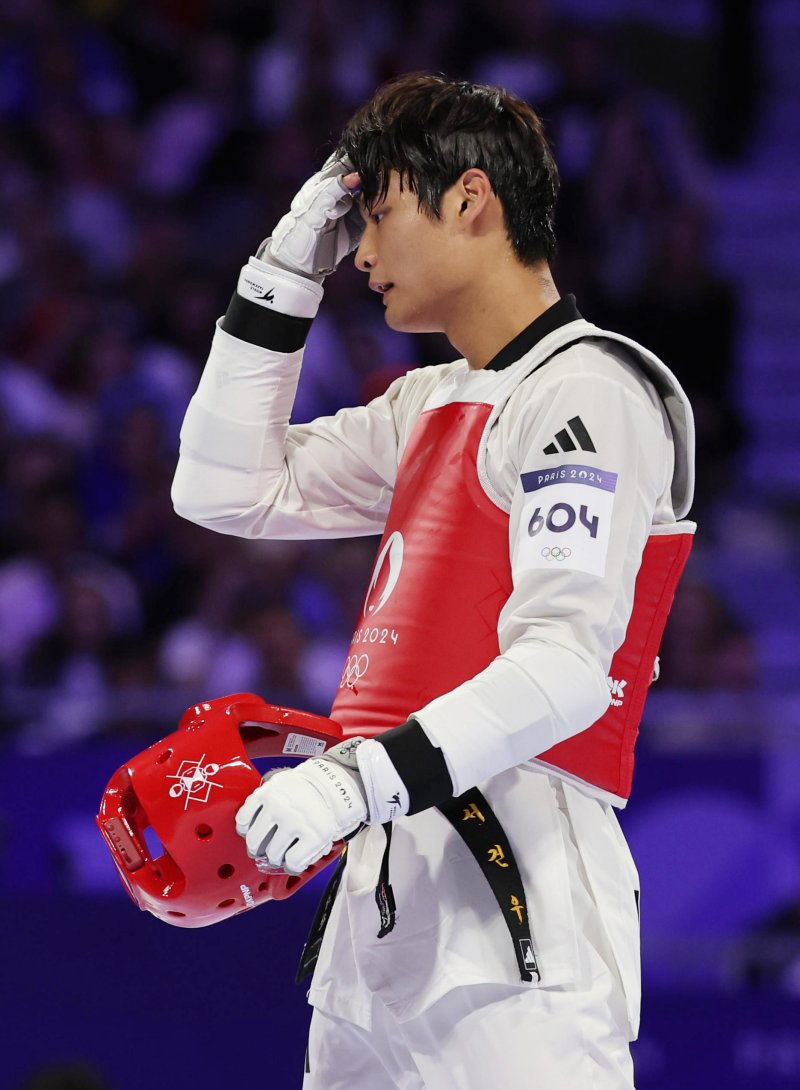 [파리=뉴시스] 김진아 기자 = 서건우가 9일(현지시각) 프랑스 파리 그랑 팔레에서 열린 2024 파리 올림픽 태권도 남자 80kg급 동메달 결정전에서 덴마크 에디 흐르니치에게 패한 뒤 아쉬워하고 있다. 2024.08.10. bluesoda@newsis.com
