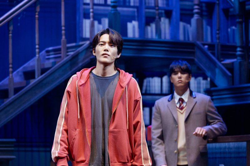 뮤지컬 '아몬드' 곤이 역의 김건우(왼쪽) 공연 모습.(라이브 제공)