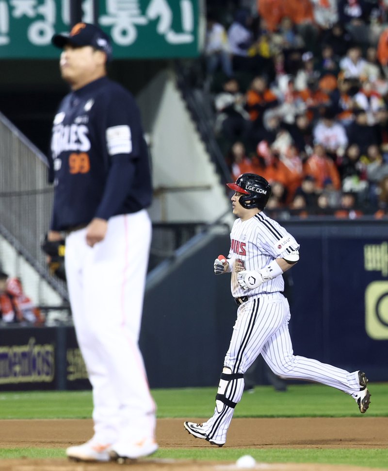27일 서울 잠실야구장에서 열린 프로야구 2025 신한 SOL뱅크 KBO 포스트시즌 한국시리즈 2차전 한화 이글스와 LG 트윈스의 경기, LG 박동원이 3회말 2사 1루 상황에서 2점 홈런을 터뜨린 후 그라운드를 돌고 있다. 2025.10.27/뉴스1 ⓒ News1 김성진 기자