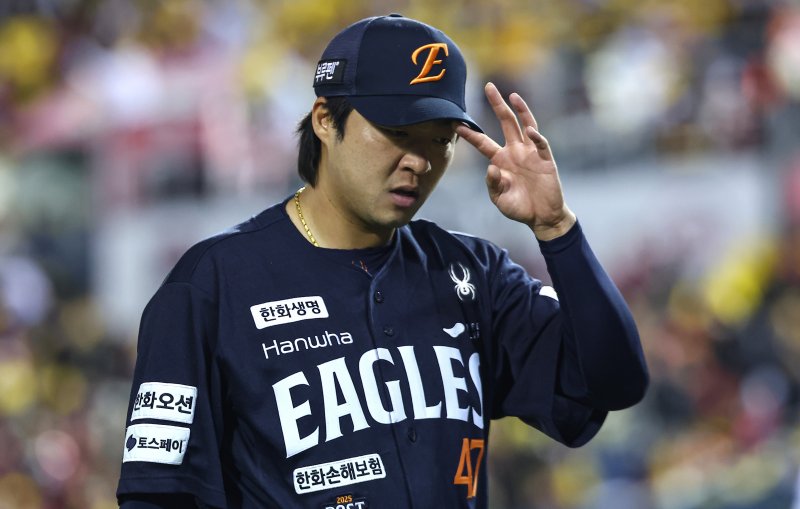 27일 서울 송파구 잠실야구장에서 열린 프로야구 2025 신한 SOL뱅크 KBO 포스트시즌 한국시리즈 2차전 한화 이글스와 LG 트윈스의 경기, 한화 구원투수 김범수가 4회말을 마치고 더그아웃으로 향하고 있다. 2025.10.27/뉴스1 ⓒ News1 김도우 기자