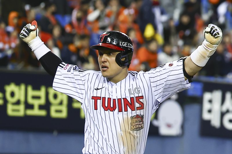 [서울=뉴시스] 김근수 기자 = 27일 오후 서울 송파구 잠실야구장에서 열린 2025 KBO 한국시리즈 2차전 한화 이글스와 LG 트윈스의 경기, 3회말 2사 주자 1루상황에서 LG 박동원이 투런홈런을 치고 기뻐하고 있다. 2025.10.27. ks@newsis.com