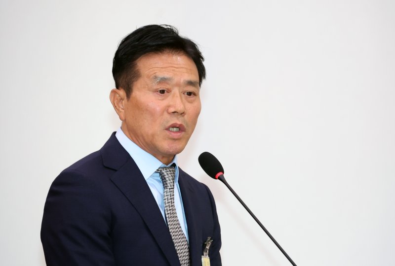 [서울=뉴시스] 고승민 기자 = 문진희 대한축구협회 심판위원장이 27일 서울 여의도 국회에서 열린 문화체육관광위원회의 대한체육회 등 국정감사에서 김승수 국민의힘 의원의 축구 오심 관련 질의에 답하고 있다. 2025.10.27. kkssmm99@newsis.com