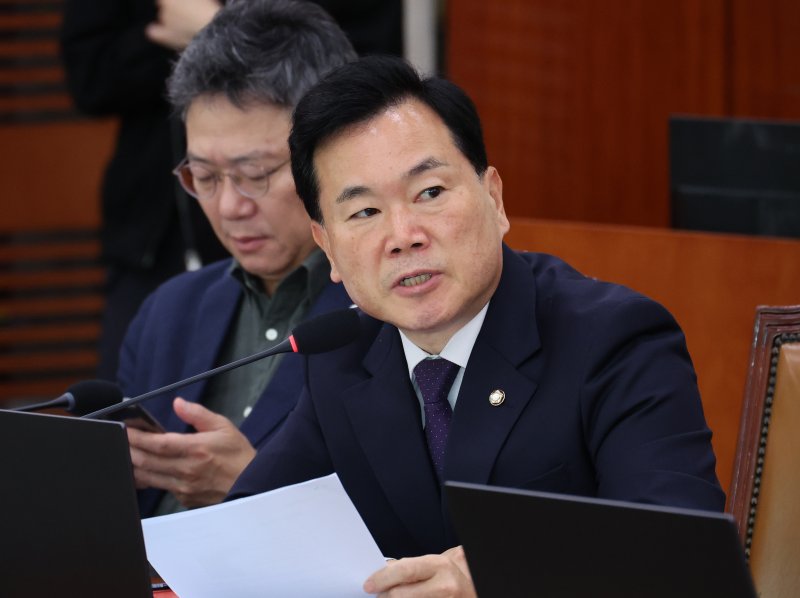 [서울=뉴시스] 김금보 기자 = 김승수 국민의힘 의원이 지난 23일 오후 서울 여의도 국회에서 열린 문화체육관광위원회 국정감사에서 질의를 하고 있다. 2025.10.23. kgb@newsis.com