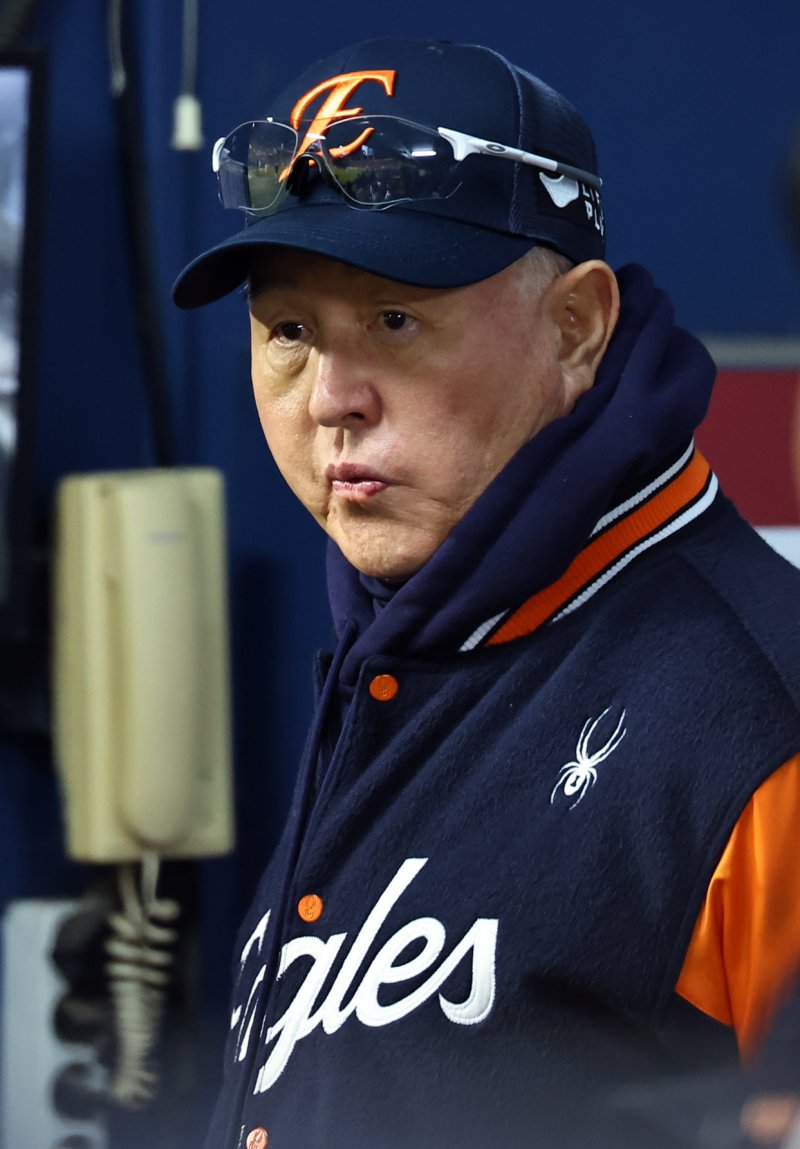 [서울=뉴시스] 최진석 기자 = 27일 오후 서울 송파구 잠실야구장에서 열린 2025 KBO 한국시리즈 2차전 한화 이글스와 LG 트윈스의 경기, 한화 김경문 감독이 선수들을 바라보고 있다. 2025.10.27. myjs@newsis.com