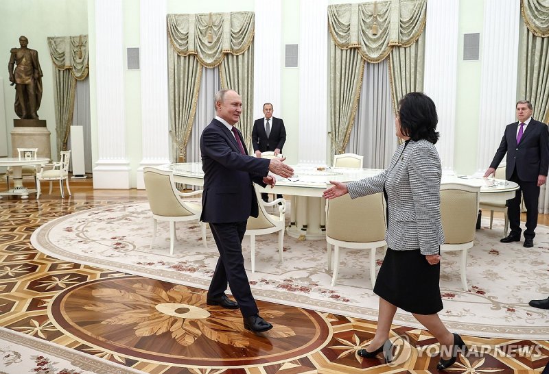 푸틴 대통령과 최선희 북한 외무상 (출처=연합뉴스)