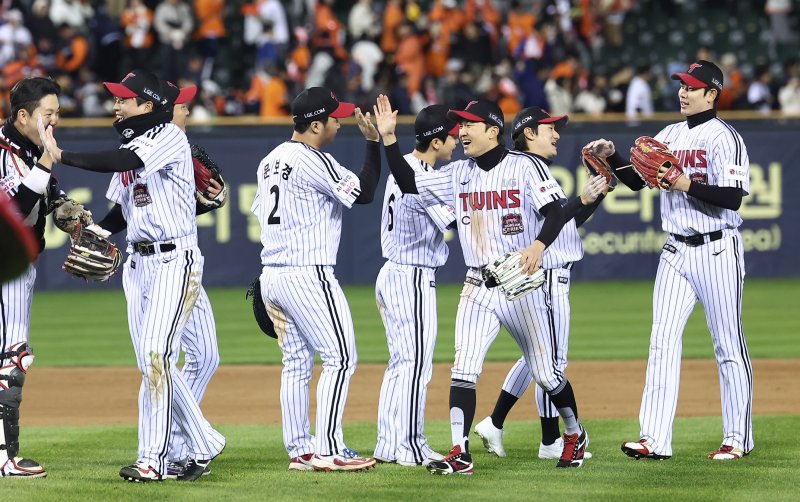 27일 서울 잠실야구장에서 열린 프로야구 2025 신한 SOL뱅크 KBO 포스트시즌 한국시리즈 2차전 한화 이글스와 LG 트윈스의 경기에서 LG 선수들이 13-5로 승리를 거둔 후 하이파이브를 하고 있다. 2025.10.27/뉴스1 ⓒ News1 김성진 기자